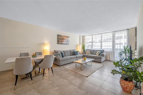 Condo in Hollywood, Florida, 1 bedroom  № 1623142 - photo 3