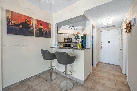 Condo in Hollywood, Florida, 1 bedroom  № 1623142 - photo 5