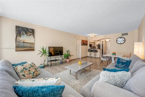 Condo in Hollywood, Florida, 1 bedroom  № 1623142 - photo 4