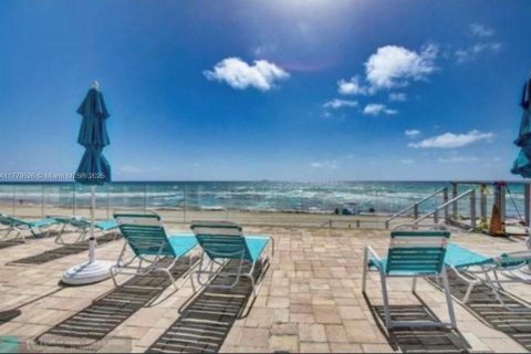 Condo in Hollywood, Florida, 1 bedroom  № 1623142 - photo 17