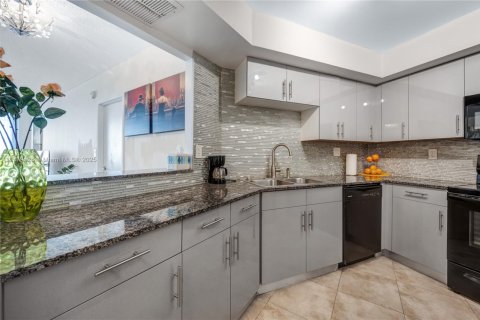 Condo in Hollywood, Florida, 1 bedroom  № 1623142 - photo 9