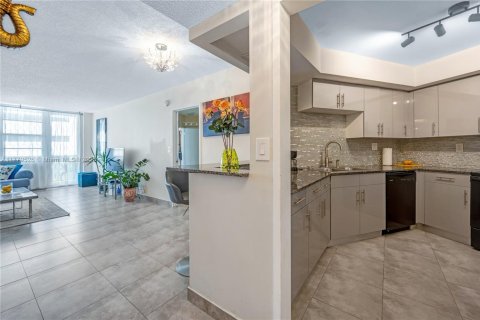 Condo in Hollywood, Florida, 1 bedroom  № 1623142 - photo 8