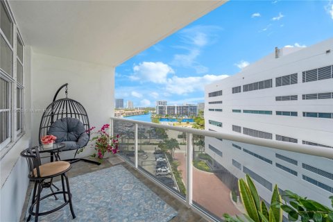 Condo in Hollywood, Florida, 1 bedroom  № 1623142 - photo 1