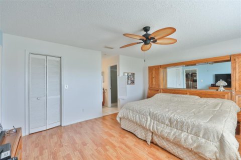 Condo in Sun City Center, Florida, 2 bedrooms № 2227712 - photo 18