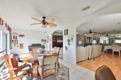 Condo in Sun City Center, Florida, 2 bedrooms № 2227712 - photo 13