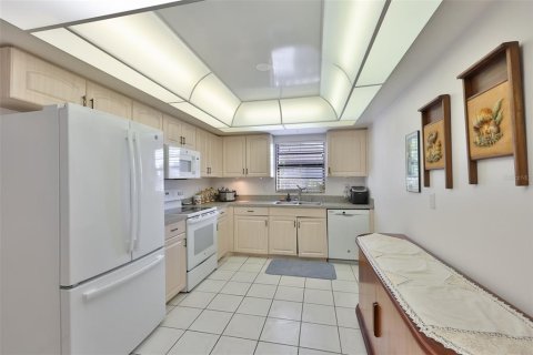 Condo in Sun City Center, Florida, 2 bedrooms № 2227712 - photo 10