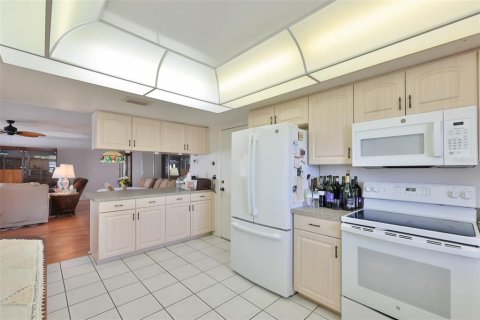 Condo in Sun City Center, Florida, 2 bedrooms № 2227712 - photo 7