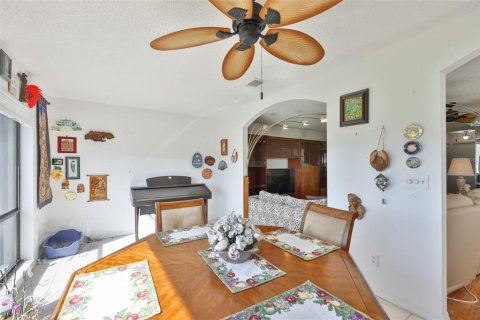 Condo in Sun City Center, Florida, 2 bedrooms № 2227712 - photo 16