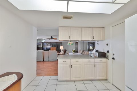 Condo in Sun City Center, Florida, 2 bedrooms № 2227712 - photo 8