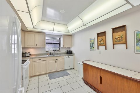 Condo in Sun City Center, Florida, 2 bedrooms № 2227712 - photo 9