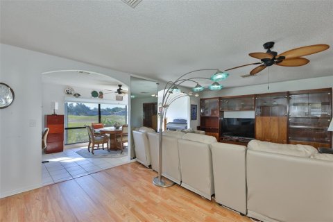 Condo in Sun City Center, Florida, 2 bedrooms № 2227712 - photo 6