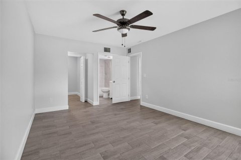 Condo in Saint Petersburg, Florida, 2 bedrooms  № 2403700 - photo 17