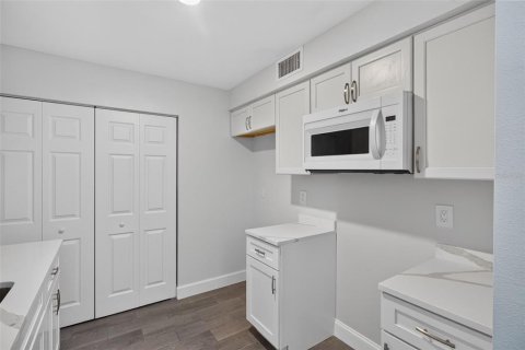 Condo in Saint Petersburg, Florida, 2 bedrooms  № 2403700 - photo 9