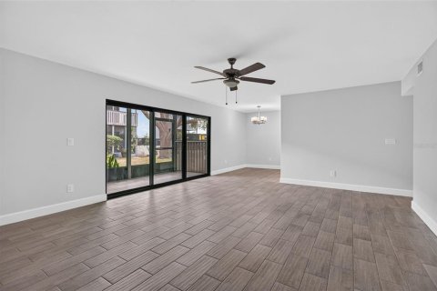 Condo in Saint Petersburg, Florida, 2 bedrooms  № 2403700 - photo 6