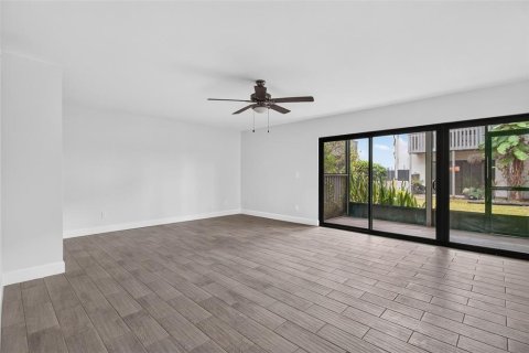 Condo in Saint Petersburg, Florida, 2 bedrooms  № 2403700 - photo 4