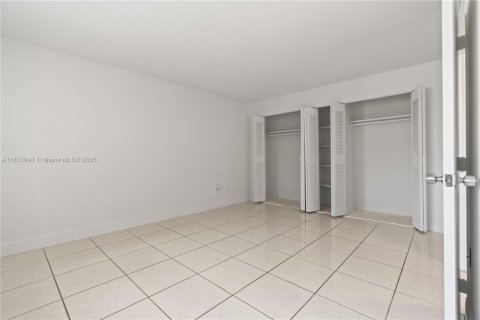 Купить кондоминиум в Дорал, Флорида 1 спальня, 72.46м2, № 1807113 - фото 23