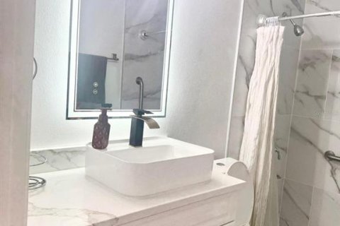 House in Tampa, Florida 3 bedrooms, 133.41 sq.m. № 1919267 - photo 9