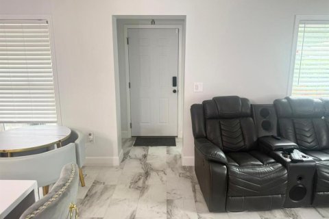 House in Tampa, Florida 3 bedrooms, 133.41 sq.m. № 1919267 - photo 2