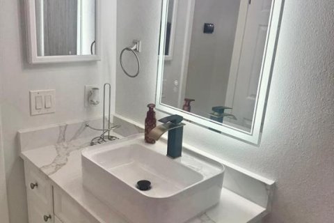 House in Tampa, Florida 3 bedrooms, 133.41 sq.m. № 1919267 - photo 10