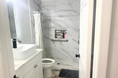 House in Tampa, Florida 3 bedrooms, 133.41 sq.m. № 1919267 - photo 8