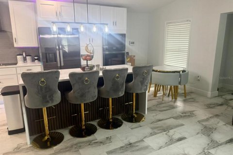 House in Tampa, Florida 3 bedrooms, 133.41 sq.m. № 1919267 - photo 3