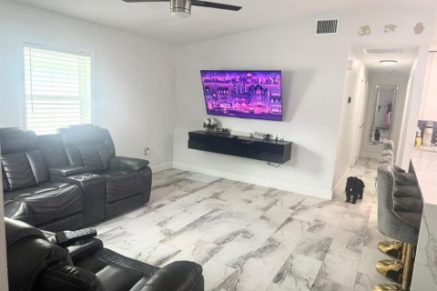 House in Tampa, Florida 3 bedrooms, 133.41 sq.m. № 1919267 - photo 5