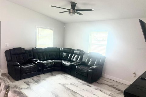 House in Tampa, Florida 3 bedrooms, 133.41 sq.m. № 1919267 - photo 6