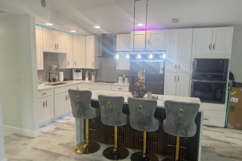 House in Tampa, Florida 3 bedrooms, 133.41 sq.m. № 1919267 - photo 11