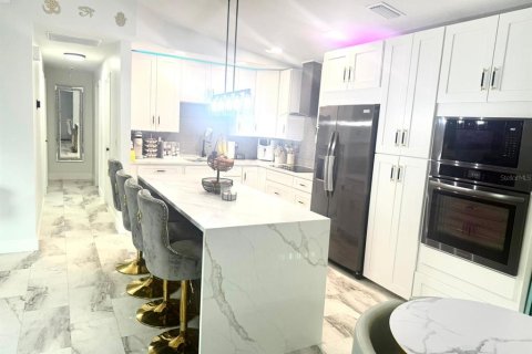 House in Tampa, Florida 3 bedrooms, 133.41 sq.m. № 1919267 - photo 4