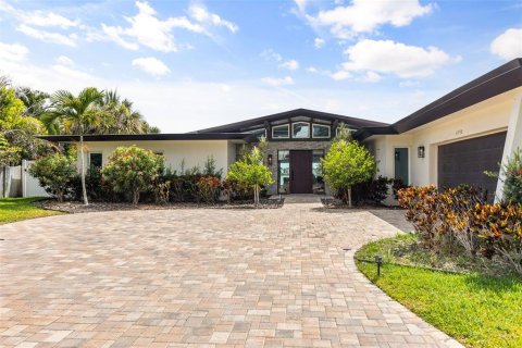 House in Largo, Florida 4 bedrooms, 324.14 sq.m. № 2225321