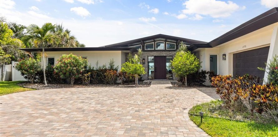House in Largo, Florida 4 bedrooms, 324.14 sq.m. № 2225321