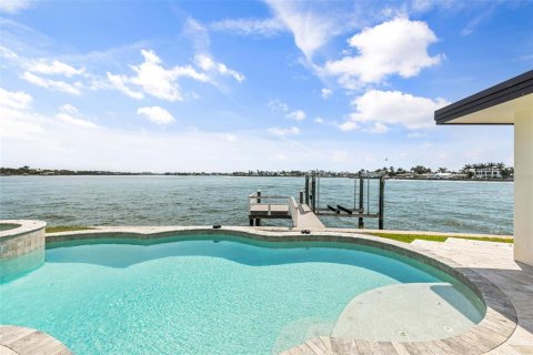 House in Largo, Florida 4 bedrooms, 324.14 sq.m. № 2225321 - photo 3