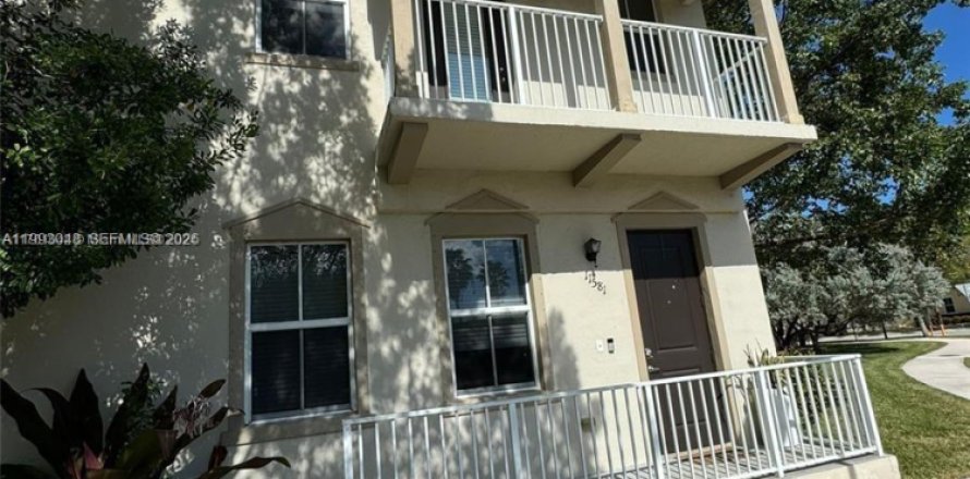 Townhouse in Homestead, Florida 4 bedrooms, 155.52 sq.m. № 2057043