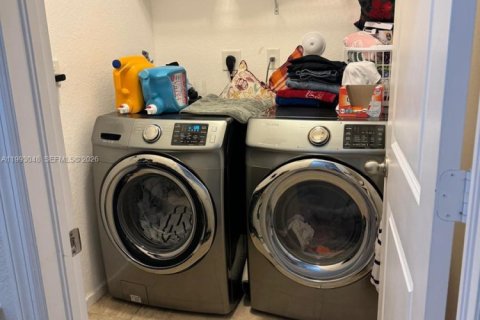 Townhouse in Homestead, Florida 4 bedrooms, 155.52 sq.m. № 2057043 - photo 8