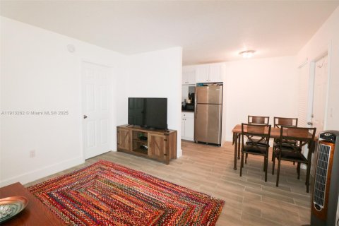 Apartamento en alquiler en Miami, Florida, 1 dormitorio, 47.1 m2 № 1968791 - foto 5