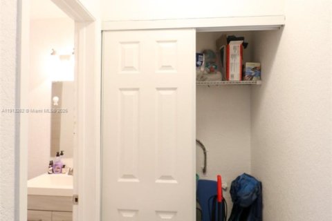 Apartamento en alquiler en Miami, Florida, 1 dormitorio, 47.1 m2 № 1968791 - foto 13