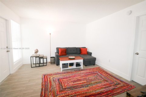 Apartamento en alquiler en Miami, Florida, 1 dormitorio, 47.1 m2 № 1968791 - foto 3