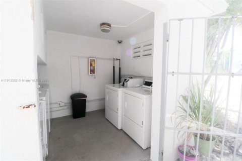 Apartamento en alquiler en Miami, Florida, 1 dormitorio, 47.1 m2 № 1968791 - foto 14