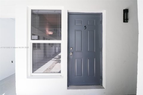 Apartamento en alquiler en Miami, Florida, 1 dormitorio, 47.1 m2 № 1968791 - foto 2