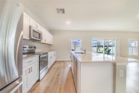House in Haines City, Florida 5 bedrooms, 272.48 sq.m. № 2092491 - photo 9