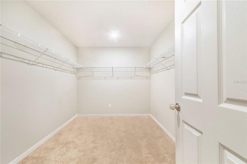 House in Haines City, Florida 5 bedrooms, 272.48 sq.m. № 2092491 - photo 22