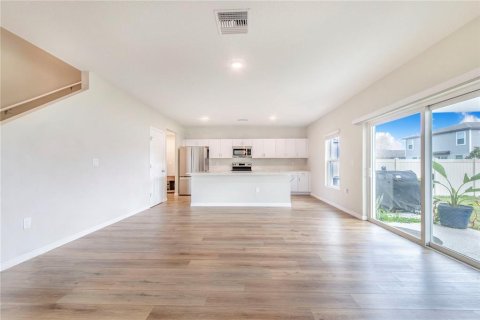 House in Haines City, Florida 5 bedrooms, 272.48 sq.m. № 2092491 - photo 6