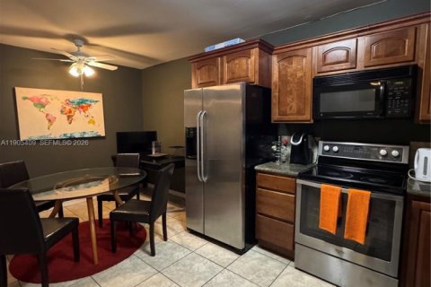 Condominio en Hollywood, Florida, 2 dormitorios  № 2060105