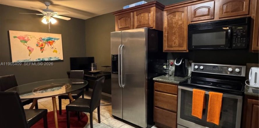 Condominio en Hollywood, Florida, 2 dormitorios  № 2060105