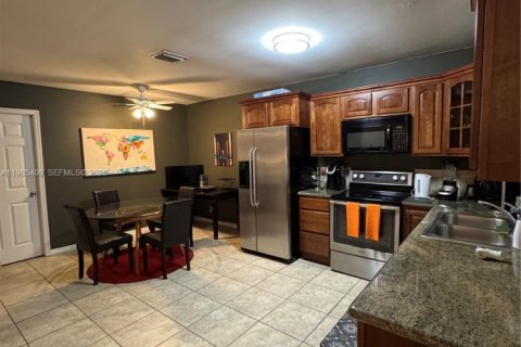 Condominio en alquiler en Hollywood, Florida, 2 dormitorios, 82.68 m2 № 2060105 - foto 3