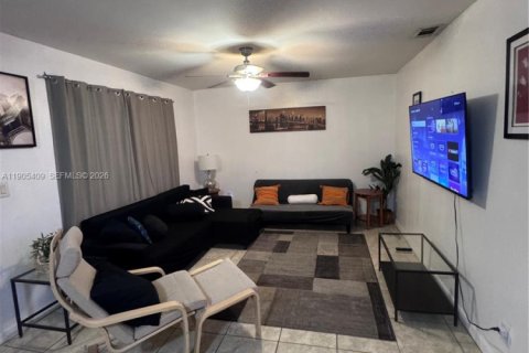 Condominio en alquiler en Hollywood, Florida, 2 dormitorios, 82.68 m2 № 2060105 - foto 9