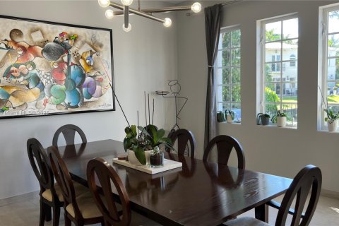 House in Aventura, Florida 4 bedrooms, 222.22 sq.m. № 1974860 - photo 17