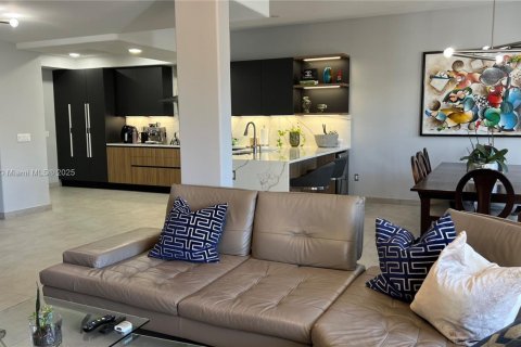 House in Aventura, Florida 4 bedrooms, 222.22 sq.m. № 1974860 - photo 9