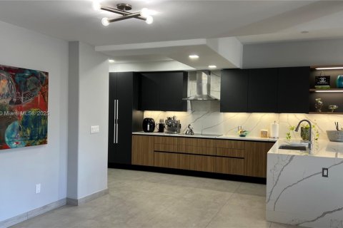 House in Aventura, Florida 4 bedrooms, 222.22 sq.m. № 1974860 - photo 12