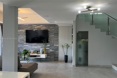 House in Aventura, Florida 4 bedrooms, 222.22 sq.m. № 1974860 - photo 15
